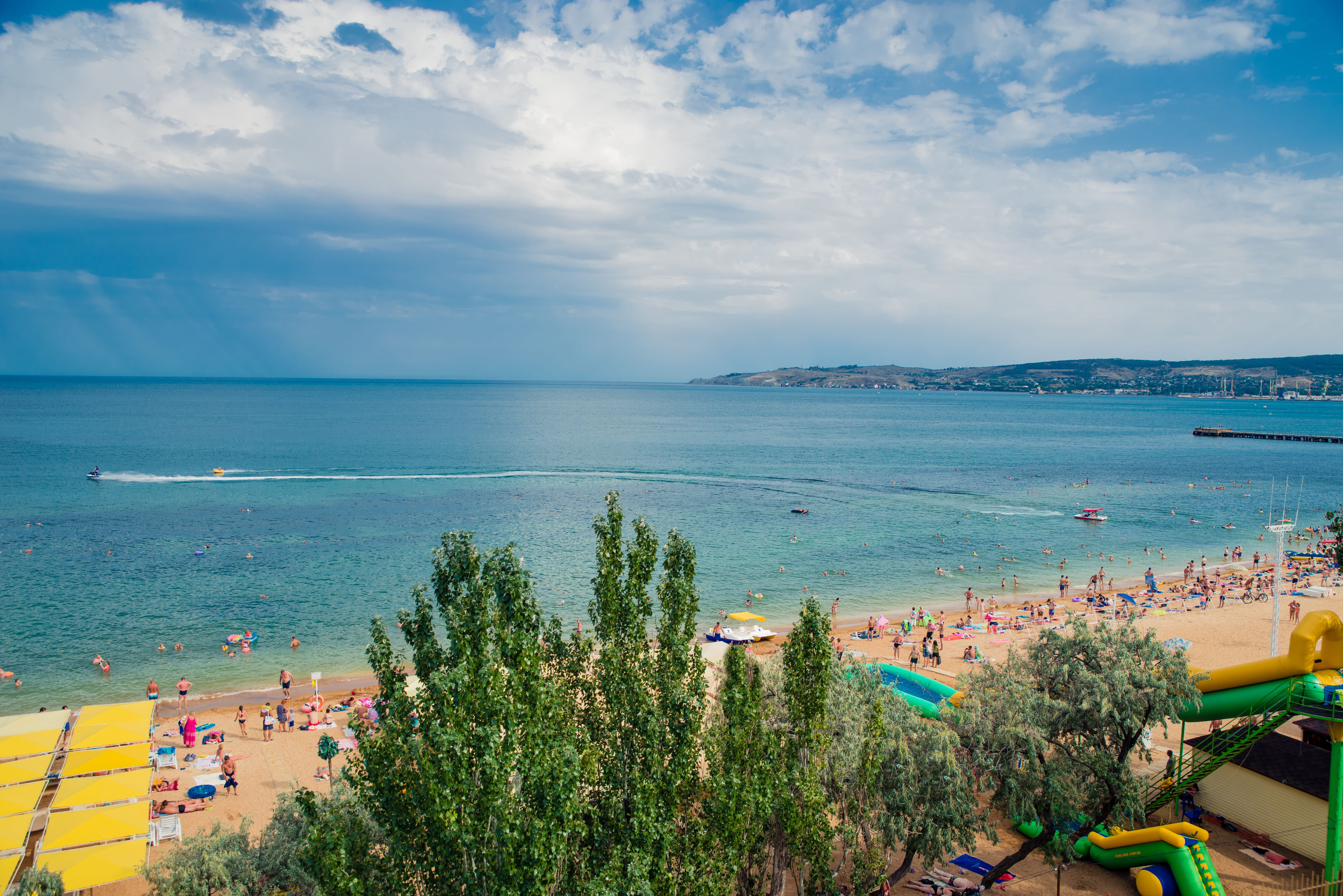 Пляж на Черноморской набережной Феодосия