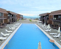 Отель Sea Place в Гудауте, вид снаружи Отель Sea Place (Гудаута)