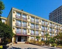 Санаторий Смена в Адлере, вид снаружи Санаторий Смена (Адлер)